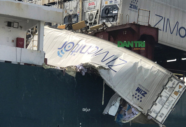 Hiện trường tàu container TRF KAYA Monrovia IMO 9330549 bị tàu hàng khác đâm trên sông Đồng Nai.