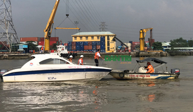 Cơ quan chức năng phong tỏa khu vực trên sông Đồng Nai để xử lý vụ việc.
