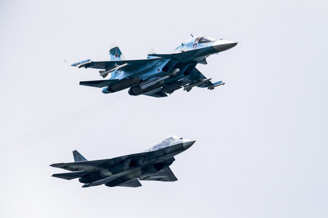 Khả năng tàng hình của Su-57 đến nay vẫn còn là chủ đề gây tranh cãi dù truyền thông Nga ca ngợi máy bay này là “bóng ma bầu trời”. Một số chuyên gia phân tích cho rằng đây mới chỉ là một máy bay chiến đấu thế hệ 5. (Ảnh: BI)