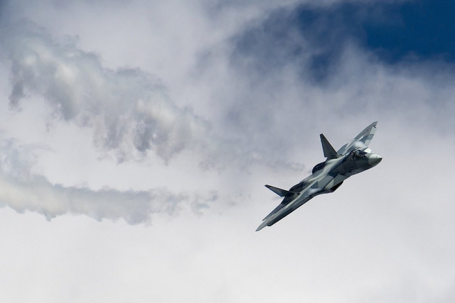 Tốc độ bay thông thường của Su-57 vào khoảng 1287 km/giờ, trong khi tốc độ tối đa có thể lên tới 2.600 km/giờ. So với F-22 Raptor với tốc độ cực đại chỉ khoảng 2414 km/giờ, tốc độ của Su-57 có phần nhỉnh hơn. Ngoài ra, trần bay của Su-57 có thể đạt mức gần 20 km, trong khi trần bay của F-22 Raptor chỉ khoảng 15 km. (Ảnh: Dmitry Terekhov/Flickr)