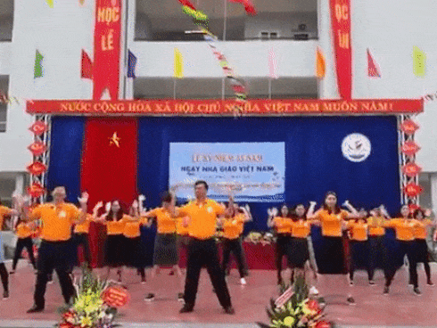 Thầy cô giáo náo loạn sân trường với vũ đạo Bống bống bang bang siêu dễ thương-2