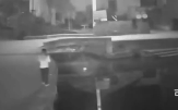 Co gai keu khoc, ket chan duoi nap cong vi mai dung dien thoai hinh anh 2