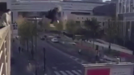 Man nhay mao hiem tu cau xuong tam bang hieu dat giua duong hinh anh 1