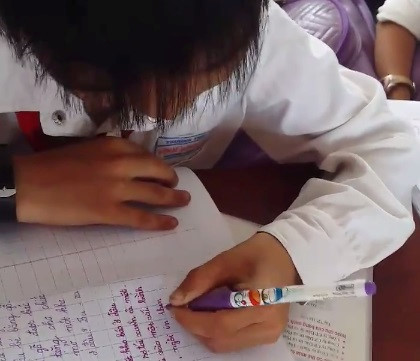 Cậu bé 9 tuổi dùng tay trái, xoay vở mọi hướng viết vẫn đẹp-1