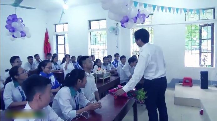 Thầy giáo hạnh phúc nhất năm: Học sinh tổ chức sinh nhật, đồng thanh hát mừng cực tình cảm-1