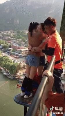 Những trò chơi dựng tóc gáy vẫn khiến nhiều người muốn liều-1