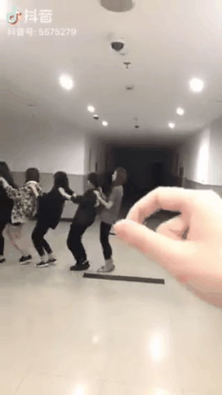 Tan chay voi trao luu dieu khien nguoi ti hon dang yeu het co hinh anh 1