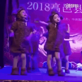 Be gai mau giao so dam dong den phat khoc van mua dung bai hinh anh 2