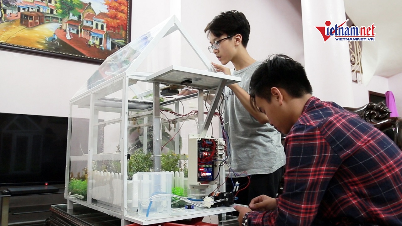 Mô hình trồng cây bằng năng lượng mặt trời độc đáo của 2 học sinh trung học