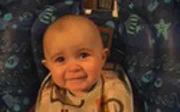 Bé 10 tháng tuổi biểu cảm kỳ lạ khi nghe mẹ hát