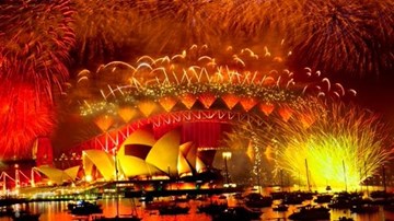 Màn pháo hoa rực rỡ tại các thành phố lớn đầu tiên đón năm mới 2015