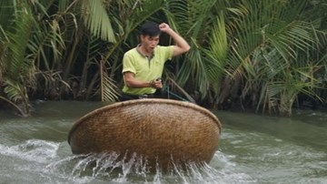 Nhảy Gangnam Style trên thuyền thúng độc nhất vô nhị ở Việt Nam