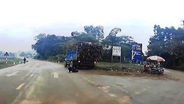 Người đi bộ bị xe tải tông lộn nhiều vòng, thoát chết hi hữu