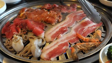 Cận cảnh món nướng sống ghê rợn hấp dẫn thực khách