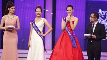 Phần thi ứng xử của thí sinh Hoa khôi áo dài Việt Nam 2014