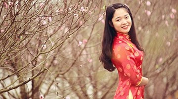 Nữ sinh trường Báo diện áo dài dạo vườn đào Nhật Tân