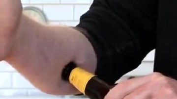 Mẹo độc: Mở bia bằng... tay