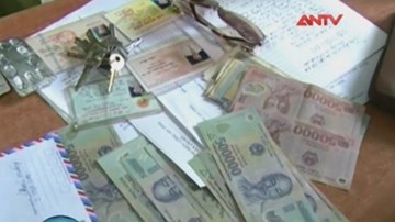 Trung sĩ cảnh sát nhặt được của rơi trả lại người mất