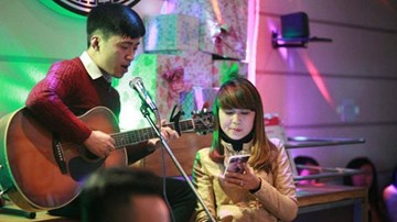 Chàng trai 9x Quảng Ninh cầu hôn ngọt ngào trong quán