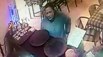 Giả vờ vào quán uống cafe để trộm con chó Fox