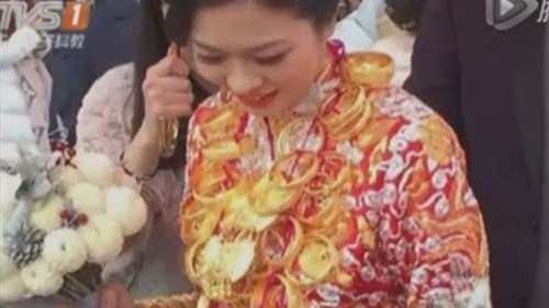 Cô dâu mang 5 kg vàng trong ngày cưới gây sốt
