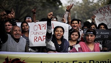 Biểu tình bạo lực tại Ấn Độ sau vụ giáo viên cưỡng hiếp học sinh 7 tuổi