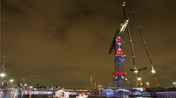 Cần cẩu cũ nát biến thành khách sạn xa hoa