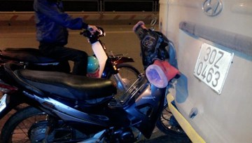 Xe máy ‘hôn' đuôi ô tô, nữ đi xe máy  nguy kịch