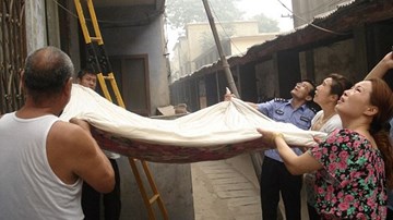 Hoảng hốt cảnh dùng chăn đón bé gái bị rơi từ tầng 4