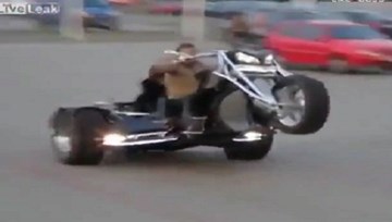 Lác mắt với màn drift của môtô 3 bánh