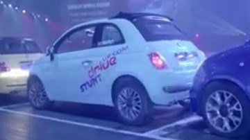Fiat 500 phá kỷ lục đỗ xe vào khoảng hẹp nhất thế giới