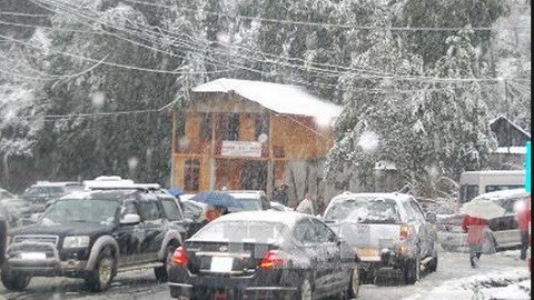 Tuyết rơi dày gây ùn tắc Quốc lộ 4D