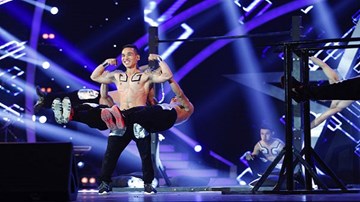 Trai nhảy sexy ''đốn tim'' giám khảo Thúy Hạnh trên sóng trực tiếp