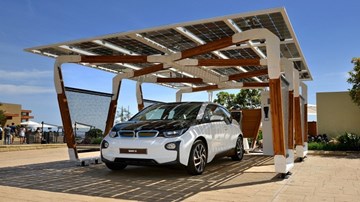 BMW ra mắt Gara kiêm trạm sạc quang điện dành cho xe ô tô điện