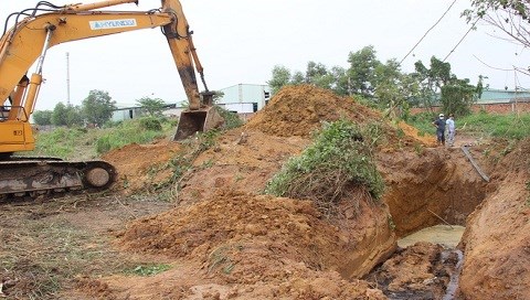 Bắt quả tang doanh nghiệp chôn bùn rác gần khu dân cư