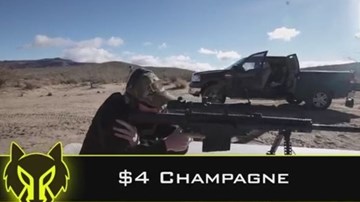 Độc đáo mở chai Champagne bằng... súng trường