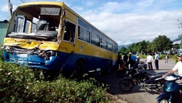 Hai xe chở công nhân tông nhau, 20 người nhập viện