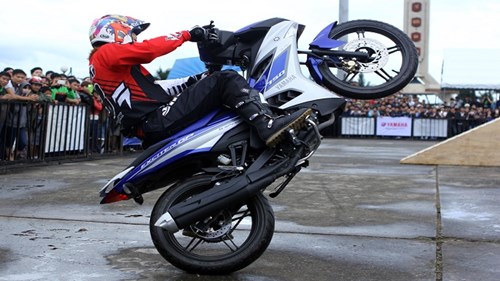 Tay lái Nhật biểu diễn mạo hiểm với Exciter 150