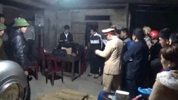 Tài xế xe hổ vồ “phun” đá cản trở công an truy đuổi