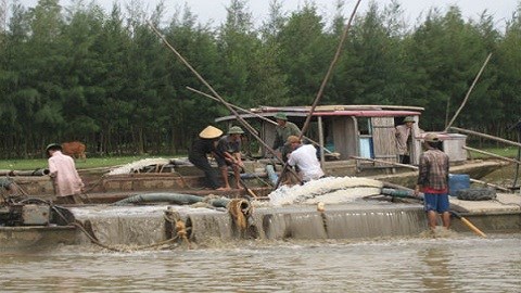 Cả quả đồi cát bị cát tặc san bằng - không ai hay biết
