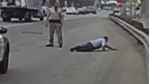 Tài xế say rượu nằm lăn ra đường ăn vạ cảnh sát