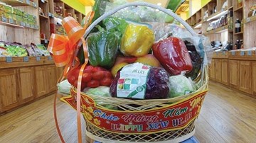 TP.HCM: Sôi động thị trường quà Tết từ rau củ quả