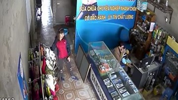 Nữ quái thản nhiên khoắng đồ trước mắt chủ cửa hàng