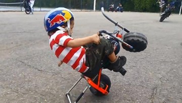 Biker nhí tập stunt cực kỳ đáng yêu