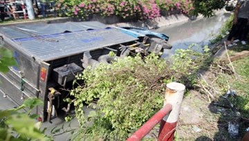 Xe tải mất lái, lao xuống kênh Tô Hiệu