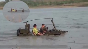 Khó tin xe jeep 'bơi' dưới hồ như tàu ngầm