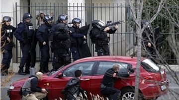 Kẻ bắt cóc con tin tại bưu điện ngoại ô Paris đầu hàng