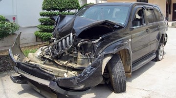 Lái xe say rượu đâm thẳng vào xe cảnh sát