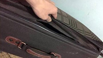 Nhân viên sân bay Nội Bài moi kiện hàng, trộm 16 điện thoại Samsung