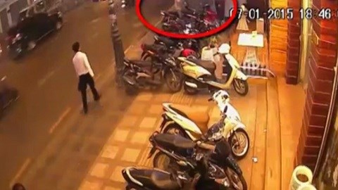 Dàn cảnh lừa bảo vệ, cướp xe máy chỉ trong 8 giây